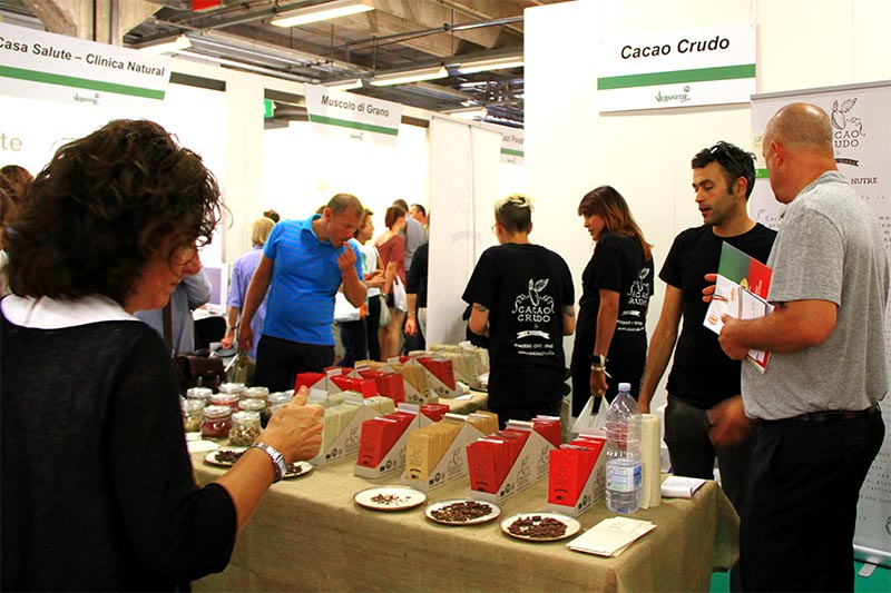 Stand di Cacao Crudo, sul banco i vari assaggi di cioccolati crudisti