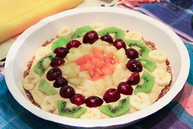 Crostata crudista in preparazione
