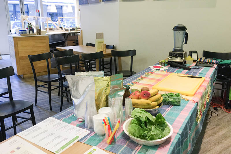 Tavolo da lavoro con strumenti e alimenti