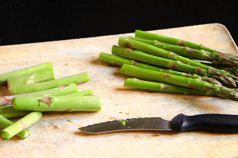 Asparagi su un tagliere tagliati.