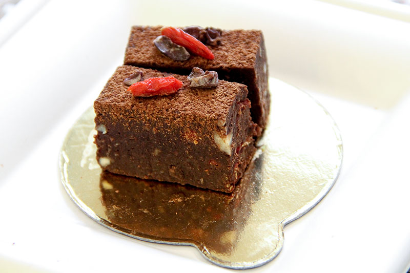Brownies crudista su un vassoio dorato.