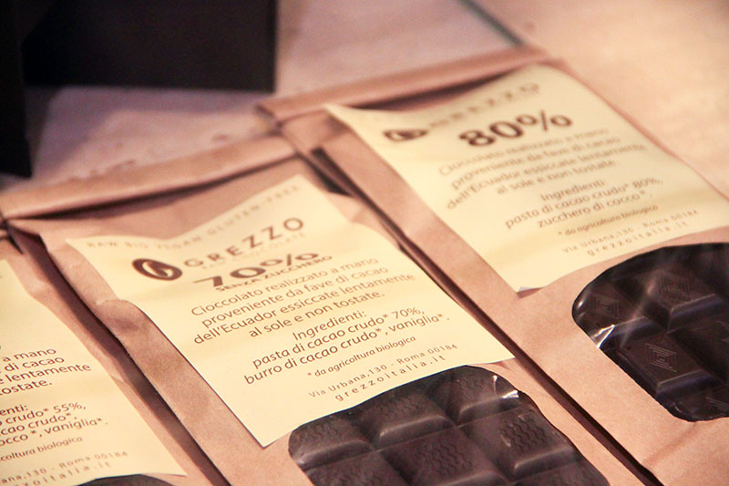 Varie tavolette di cioccolata confezionata.