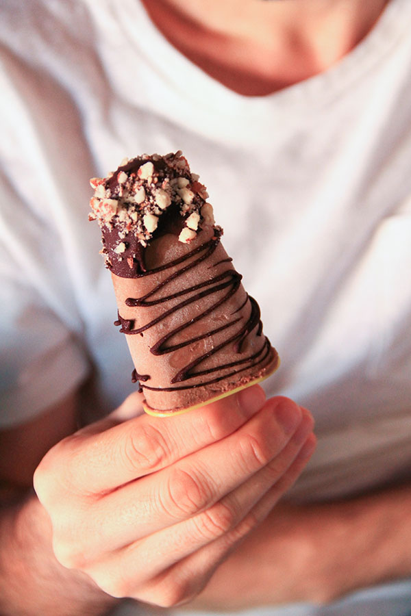 Gelato in stecco sorretto da una mano.