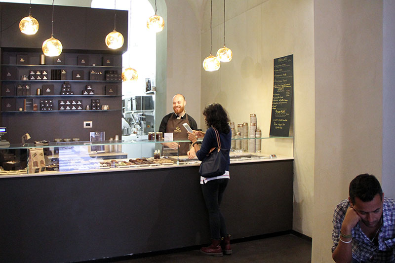 Interno del locale Grezzo, un bancone imbandito, un commesso che serve un cliente.