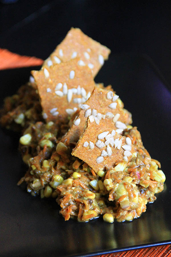 Piatto tex mex con verdure miste e cracker crudisti